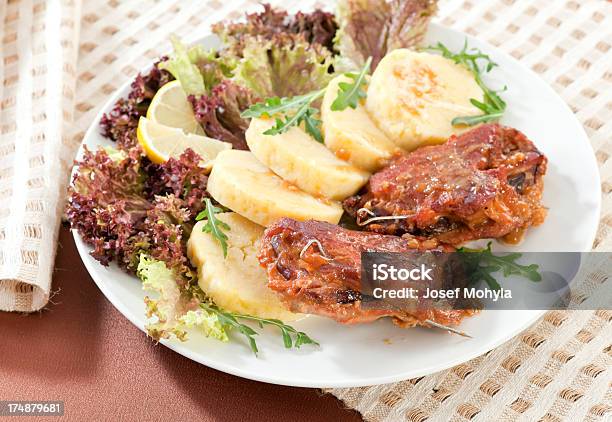 Cerdo Con Papas Horneadas Con Bolas De Foto de stock y más banco de imágenes de Al horno - Al horno, Alimento, Bistec