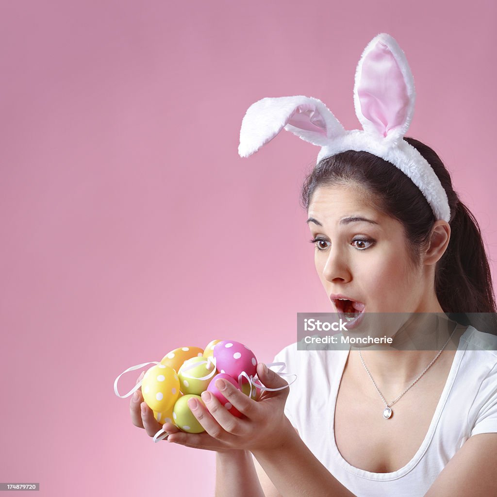 陽気を着ている若い女性を卵とイースターのウサギの耳 - まぶしいのロイヤリティフリーストックフォト