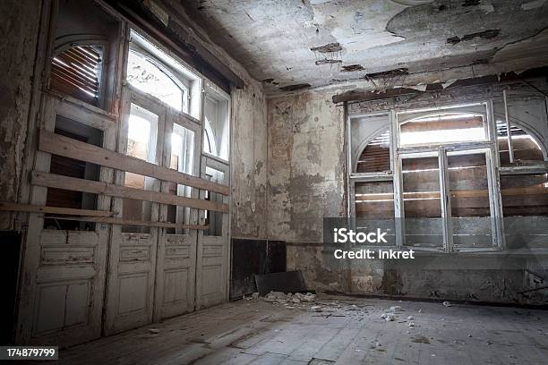 Foto de Abandonado Villa e mais fotos de stock de Abandonado - Abandonado, Anti-higiênico, Antigo