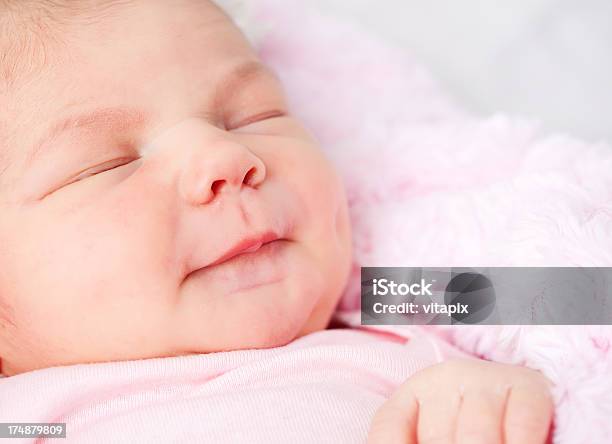 Dormir Bebê Recémnascido Menina - Fotografias de stock e mais imagens de 0-1 Mês - 0-1 Mês, 0-11 Meses, Amor