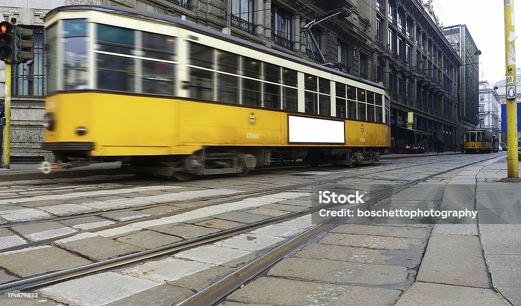 Tradizionale Tram a Milano - Foto stock royalty-free di Ambientazione esterna