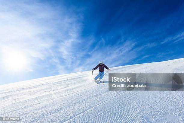 Sciatore Femminile Durante Una Giornata Di Sole - Fotografie stock e altre immagini di Inverno - Inverno, Saint-Moritz, Sci - Attrezzatura sportiva
