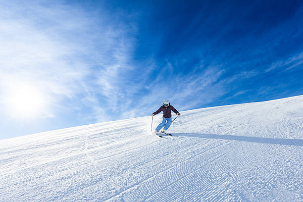 feminino esquiador durante um dia ensolarado - engadine switzerland europe clear sky - fotografias e filmes do acervo