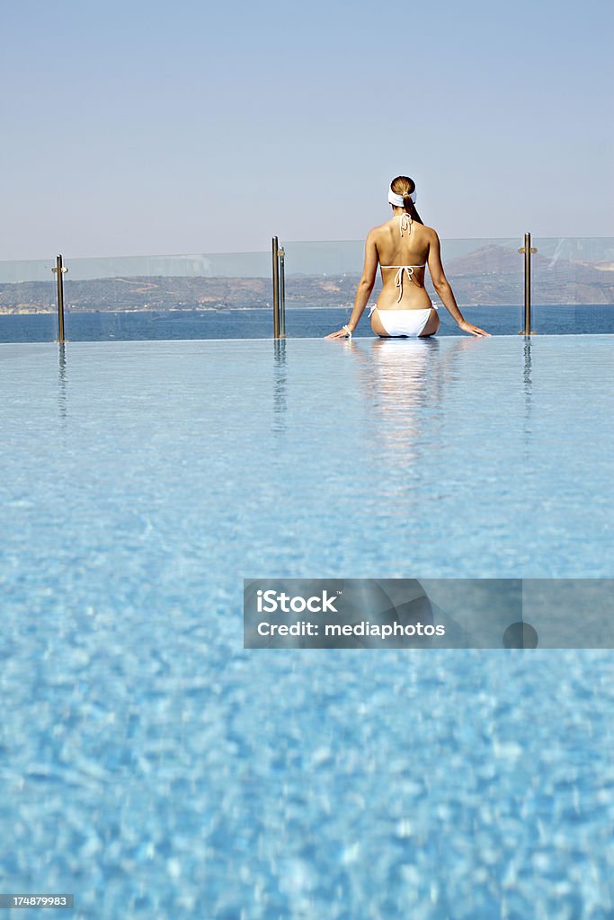 Mulher na piscina - Royalty-free Acampamento de Férias Foto de stock