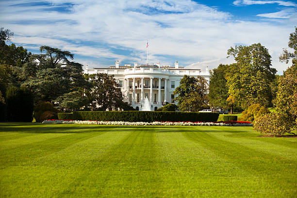 ホワイトのハウス - washington dc day white house american flag ストックフォトと画像
