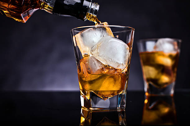 whiskey - whisky alcohol pouring glass foto e immagini stock