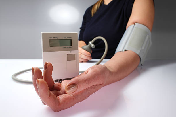 lectura de la presión arterial - patience blood pressure gauge physical pressure nurse fotografías e imágenes de stock