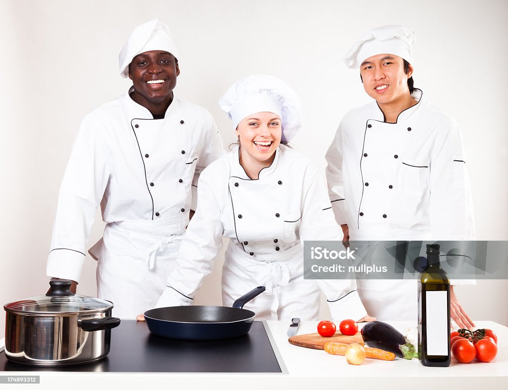 Equipo de chefs en la cocina - Foto de stock de Adulto libre de derechos