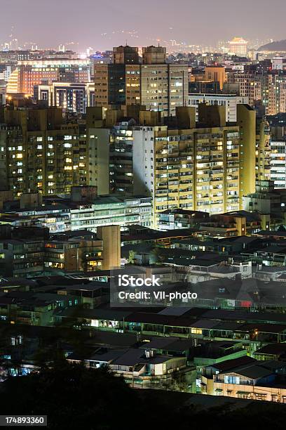 Foto de Cena Noturna Da Cidade e mais fotos de stock de Apartamento - Apartamento, Arquitetura, Arranha-céu