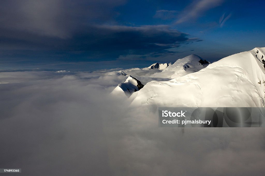 Picos de montanhas nas nuvens - Foto de stock de Alasca - Estado dos EUA royalty-free