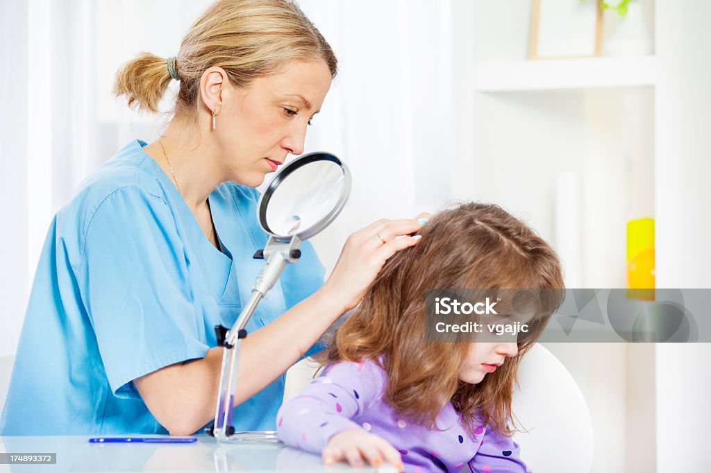 Mujer inspeccionar childs diríjase hacia lice - Foto de stock de Piojo de la cabeza libre de derechos