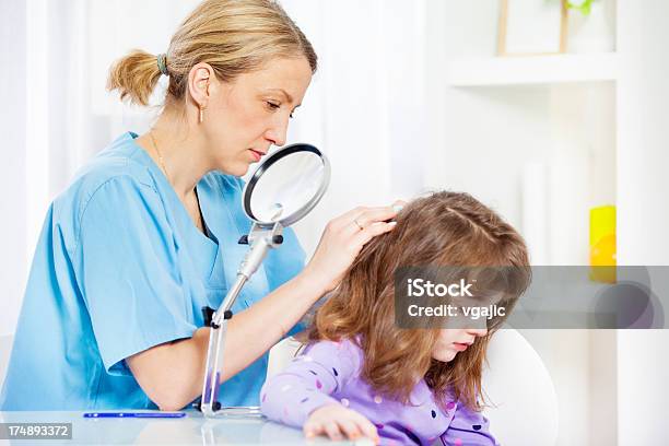 Mujer Inspeccionar Childs Diríjase Hacia Lice Foto de stock y más banco de imágenes de Piojo de la cabeza - Piojo de la cabeza, Niño, Piojo