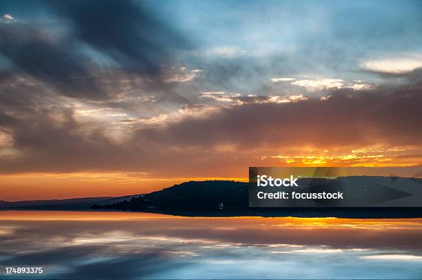 Puesta De Sol Sobre El Agua Foto de stock y más banco de imágenes de Agua - Agua, Agua estancada, Aire libre