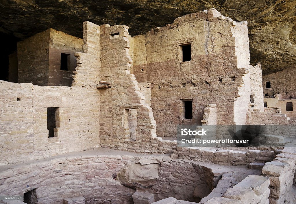 Ruinas de Spruce Tree House y el Parque Nacional Mesa Verde, Colorado - Foto de stock de Aire libre libre de derechos