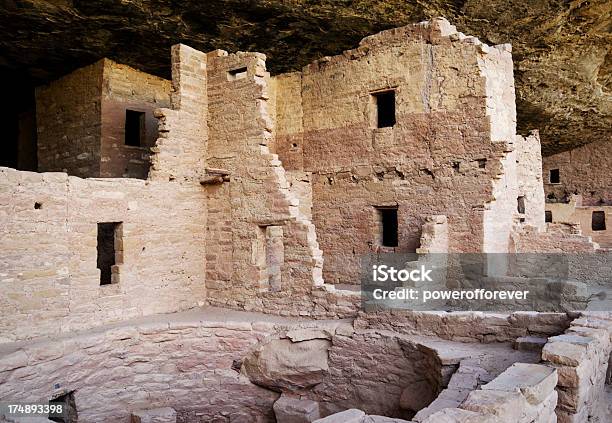 Ruinas De Spruce Tree House Y El Parque Nacional Mesa Verde Colorado Foto de stock y más banco de imágenes de Aire libre