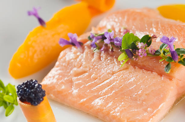 deliciosa de salmón hervido - bull trout fotografías e imágenes de stock