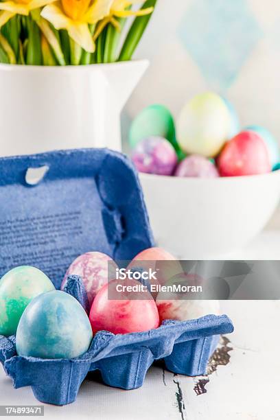 Coloridos Huevos De Pascua Foto de stock y más banco de imágenes de Arte y artesanía - Arte y artesanía, Artesanía, Celebración - Acontecimiento
