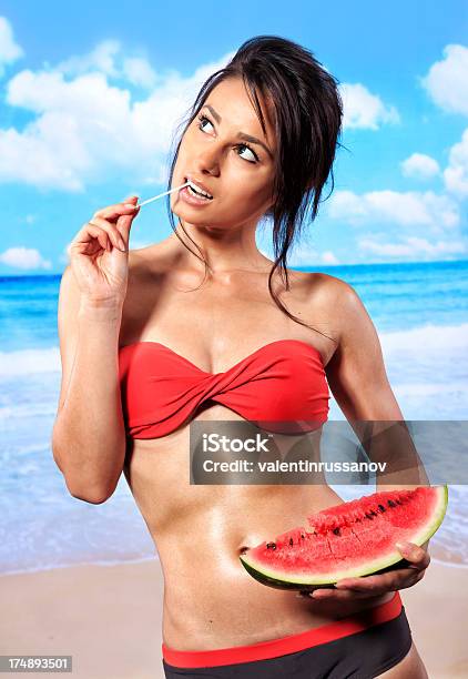 Foto de Mulher Sexy Na Praia e mais fotos de stock de Adulto - Adulto, Areia, Azul