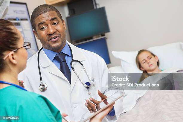 Arzt Erklären Etwas Krankenschwester Mit Patientens Zimmer Stockfoto und mehr Bilder von Afrikanischer Abstammung