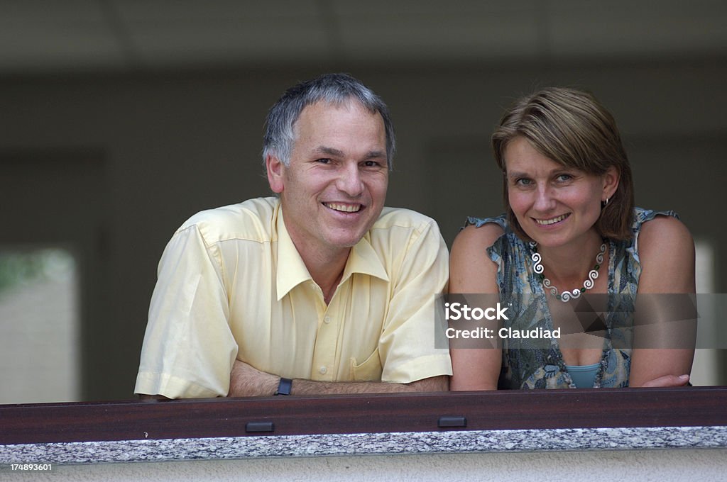 Paar Blick aus dem Fenster - Lizenzfrei Balkon Stock-Foto