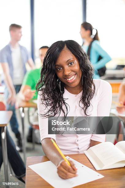 Universidade Dos Estudantes Na Sala De Aulas - Fotografias de stock e mais imagens de 20-24 Anos - 20-24 Anos, Adulto, Afro-americano