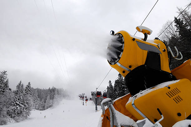 작업 snowgun - ski slope mist snowgun electric fan 뉴스 사진 이미지