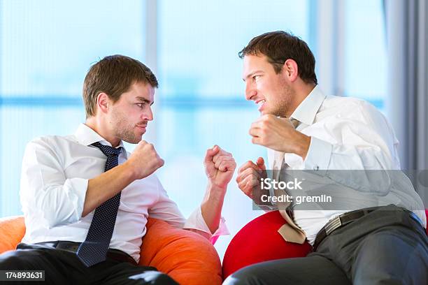 Empresarios Discutiendo Y Enfrentamientos En La Oficina Foto de stock y más banco de imágenes de Adulto