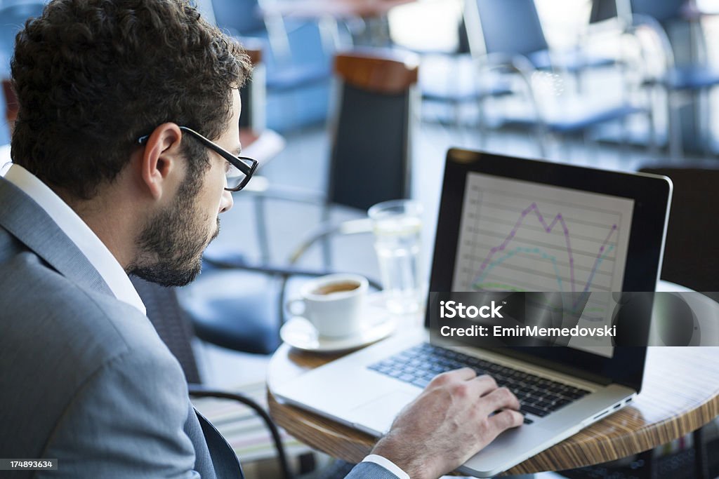 Homme d'affaires travaillant sur un ordinateur portable - Photo de Ordinateur portable libre de droits