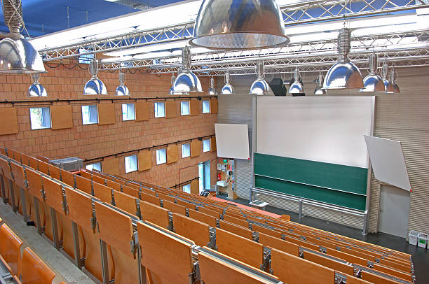 sala de aula de universidade - lecture hall auditorium university empty imagens e fotografias de stock