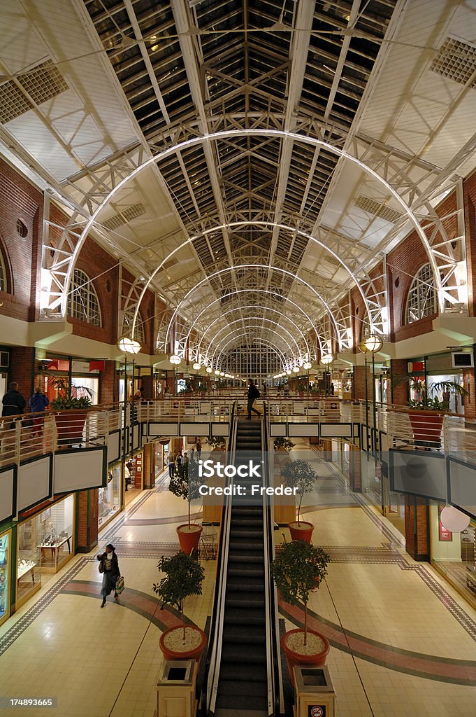 Centro commerciale di notte - Foto stock royalty-free di Centro commerciale