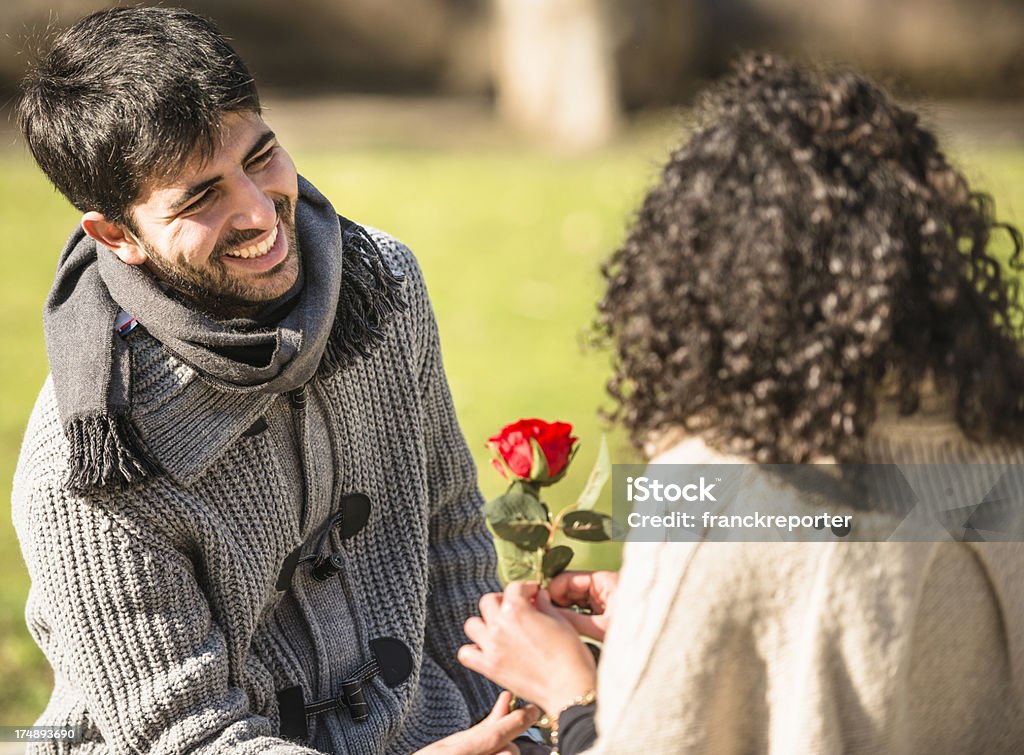 Coppia di amanti Flirtare per San Valentino - Foto stock royalty-free di Abbracciare una persona