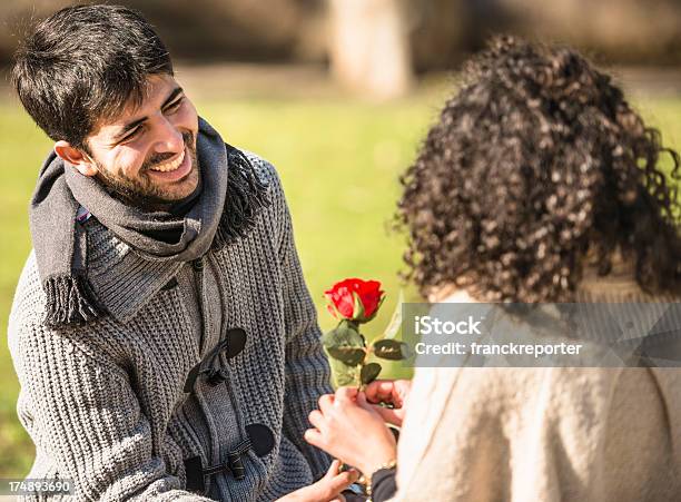 Coppia Di Amanti Flirtare Per San Valentino - Fotografie stock e altre immagini di Abbracciare una persona - Abbracciare una persona, Adulto, Ambientazione esterna