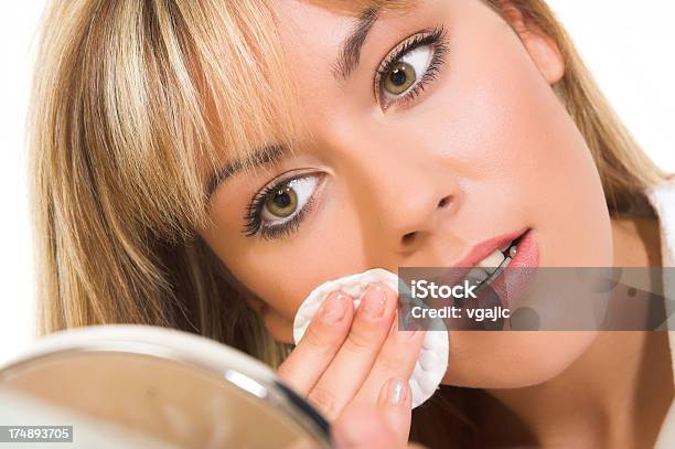 Jovem Mulher Maquiagem - Fotografias de stock e mais imagens de Remover maquilhagem - Remover maquilhagem, Beleza, Creme de Limpeza Facial