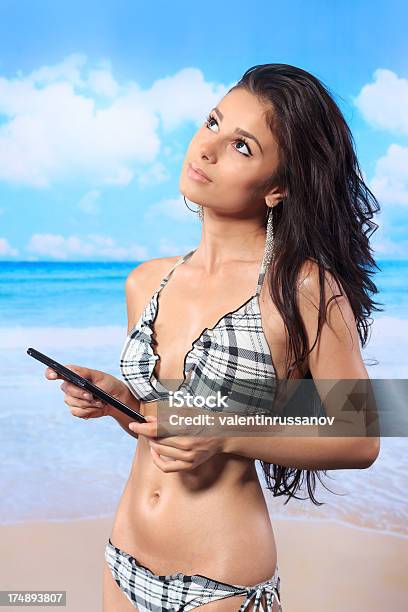 색시한 여자 해변 갈색 머리에 대한 스톡 사진 및 기타 이미지 - 갈색 머리, 관능, 구름