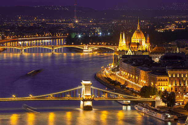 río danubio en budapest por la noche - margit bridge fotos fotografías e imágenes de stock