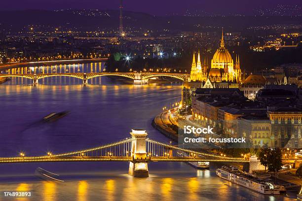 ドナウ川のブダペストの夜 - イルミネーションのストックフォトや画像を多数ご用意 - イルミネーション, クロスプロセス, セーチェーニ鎖橋