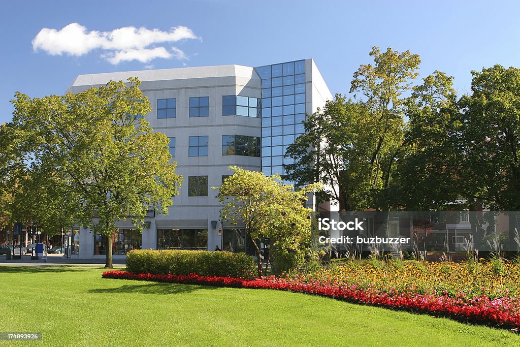 Bunte Park in einem Office District - Lizenzfrei Bürogebäude Stock-Foto