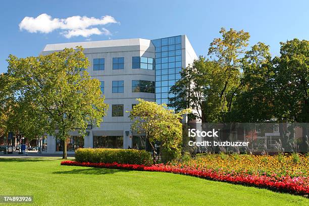 Bunte Park In Einem Office District Stockfoto und mehr Bilder von Bürogebäude - Bürogebäude, Büropark, Außenaufnahme von Gebäuden