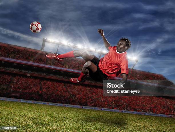 Jogador De Futebol Rematar A Bola Enquanto Saltar Na Flutuar No Ar - Fotografias de stock e mais imagens de Futebolista