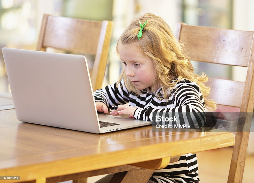 Menina com computador portátil - Royalty-free 6-7 Anos Foto de stock