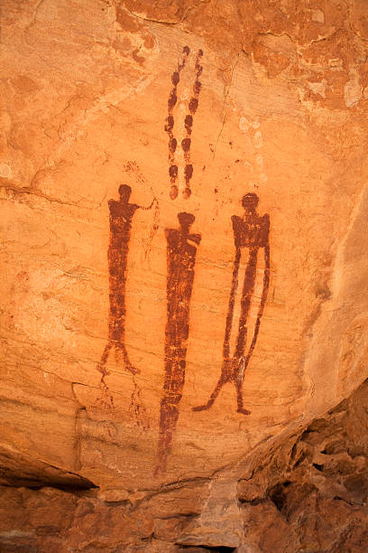 painted abbildung pictograph auf wüste cliff utah - san rafael swell stock-fotos und bilder