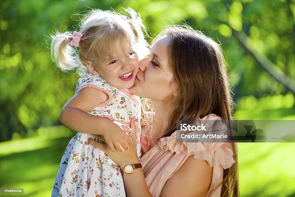 Jovem mãe com sua filha no parque - Royalty-free 12-15 Meses Foto de stock