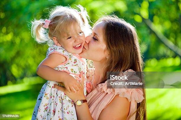 Jovem Mãe Com Sua Filha No Parque - Fotografias de stock e mais imagens de 12-15 Meses - 12-15 Meses, 20-29 Anos, Adulto