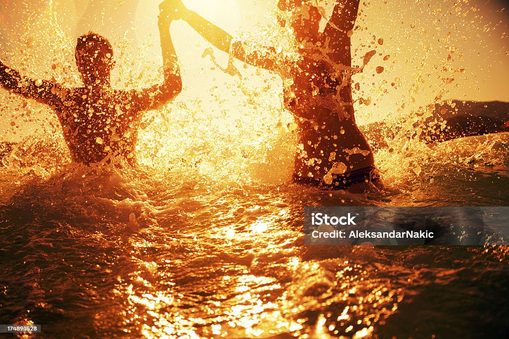 Casal Jovem tendo o Verão divertido na água - Royalty-free Adulto Foto de stock