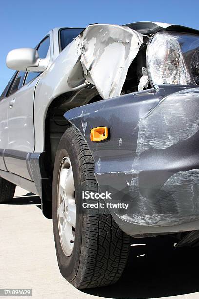 Incidente Verticale - Fotografie stock e altre immagini di Argentato - Argentato, Assicurazione, Automobile