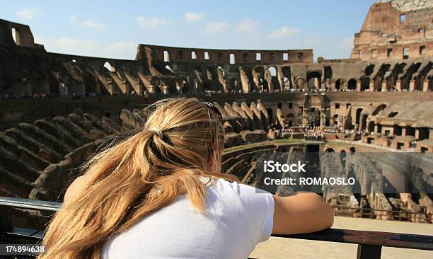 Capelli Biondi Turista Di Colosseo Roma Italia - Fotografie stock e altre immagini di Ambientazione interna - Ambientazione interna, Bambino, Colosseo