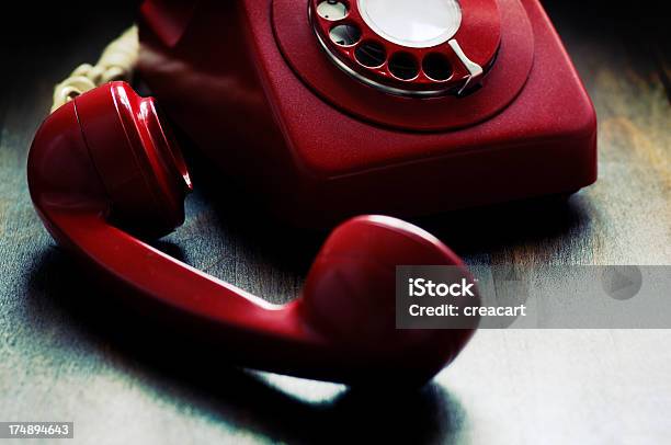 Retro Telefon Odłożona Słuchawka - zdjęcia stockowe i więcej obrazów Bez ludzi - Bez ludzi, Czerwony, Fotografika