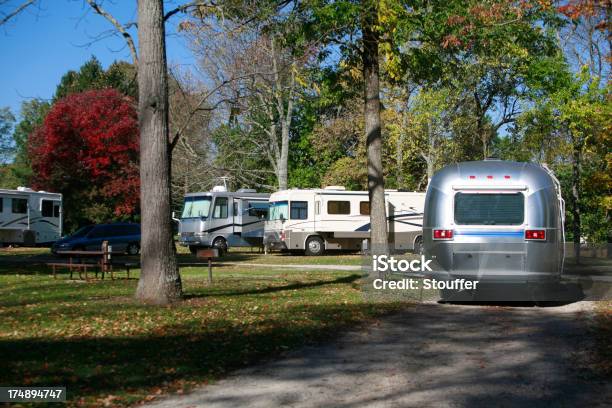 Rv Campeggio In Autunno - Fotografie stock e altre immagini di Camper - Camper, Campeggiare, Indiana