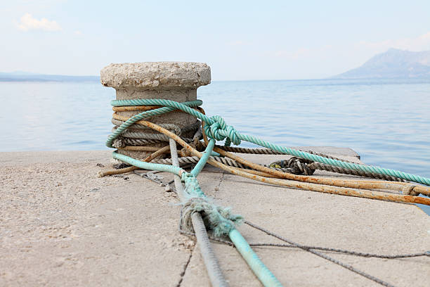 amarração harbour pilaretes e mar mediterrâneo com cordas croácia - moored nautical equipment circle rope - fotografias e filmes do acervo