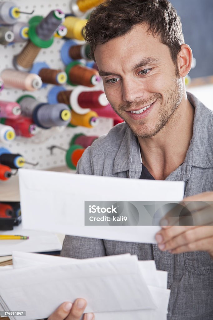 Homme travaillant à l'Usine textile - Photo de Enveloppe libre de droits